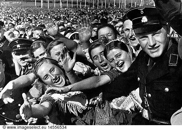 SG hist  Nationalsozialismus  AufmÃ¤rsche  Bauerntreffen im BÃ¼ckeberg  1935  grÃ¼ÃŸende Menschenmenge bei Ankunft von Adolf Hitler  Foto  Sammelwerk 'Adolf Hitler' SG hist, Nationalsozialismus, AufmÃ¤rsche, Bauerntreffen im BÃ¼ckeberg, 1935, grÃ¼ÃŸende Menschenmenge bei Ankunft von Adolf Hitler, Foto, Sammelwerk 'Adolf Hitler',