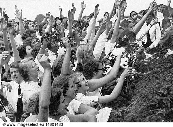 SG hist.  Nationalsozialismus  Menschen  Frauen am Strassenrand jubeln Adolf Hitler zu  um 1935