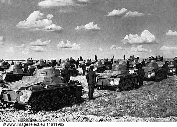 SG hist.  Nationalsozialismus  MilitÃ¤r  Heer  Panzertruppe  Parade von Panzerkampfwagen I (Pzkpfw I)  1935