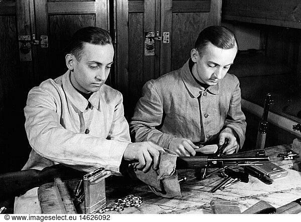 SG hist.  Nationalsozialismus  MilitÃ¤r  Wehrmacht  Heer  Grundausbildung  Waffen reinigen  Kanoniere Azzelmeyer (Zwillinge)  um 1940 SG hist., Nationalsozialismus, MilitÃ¤r, Wehrmacht, Heer, Grundausbildung, Waffen reinigen, Kanoniere Azzelmeyer (Zwillinge), um 1940,