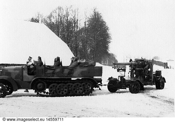 SG hist.  Nationalsozialismus  MilitÃ¤r  Wehrmacht  Luftwaffe  Flak-Batterie bei der Ausbildung im Winter  Zugmaschine mit angehÃ¤ngter 88 mm Flak 18  1930er Jahre