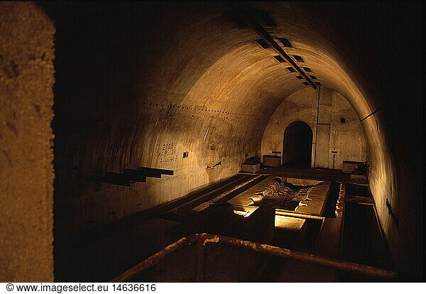 SG hist.  Nationalsozialismus  Obersalzberg  Hitlerbunker  ca. vierzig Meter unter der Erde  Tresor in den amerikanische Soldaten nach der Besetzung im April 1945 mit einer Handgranate ein Loch gesprengt haben  Deutschland