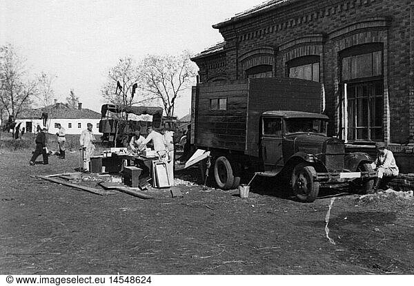 SG hist.  Nationalsozialismus  Organisationen  Reichsarbeitsdienst (RAD)  AngehÃ¶rige einer im Osten eingesetzten Abteilung des RAD (Abteilung K. 1/130) mit einem Werkstattwagen  Ukraine  Sommer 1941