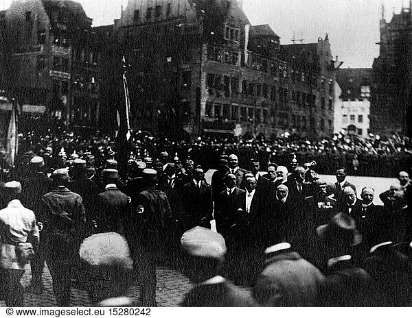 SG hist.  Nationalsozialismus  Veranstaltungen  2. Deutscher Tag  NÃ¼rnberg 1. / 2.9.1923  Adolf Hitler und Julius Streicher bei Parade der Sturmabteilung (SA)  ZusammenschluÃŸ bayerischer KampfverbÃ¤nde zum 'Deutschen Kampfbund' mit Hitler als politischer Leiter SG hist., Nationalsozialismus, Veranstaltungen, 2. Deutscher Tag, NÃ¼rnberg 1. / 2.9.1923, Adolf Hitler und Julius Streicher bei Parade der Sturmabteilung (SA), ZusammenschluÃŸ bayerischer KampfverbÃ¤nde zum 'Deutschen Kampfbund' mit Hitler als politischer Leiter