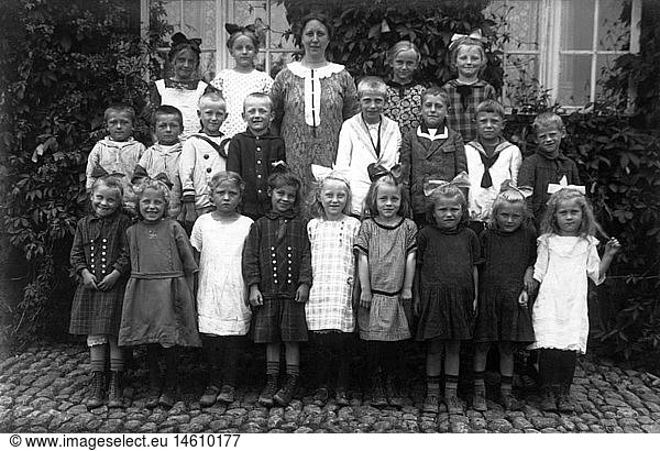 SG hist.  PÃ¤dagogik  Klassenfotos  Schulklasse  GÃ¶rnitz  11.6.1926