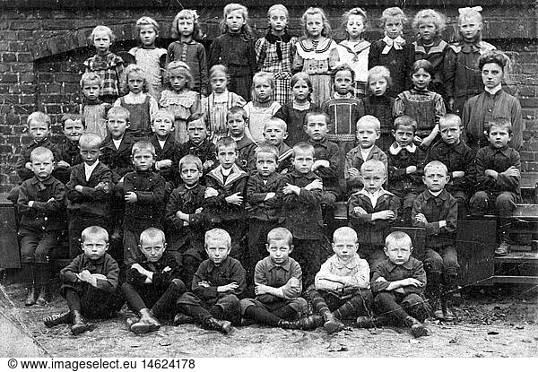 SG hist.  PÃ¤dagogik  Klassenfotos  Schulklasse  um 1910