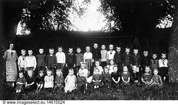 SG hist.  PÃ¤dagogik  Klassenfotos  Schulklasse  Wahlstorf  19.6.1926