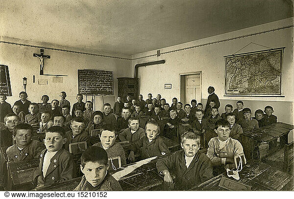 SG hist.  PÃ¤dagogik  Schule  bayerische Schulklasse mit Jungen  Kruzifix hÃ¤ngt an der Wand  Schulwandkarte KÃ¶nigreich Bayern  Bad TÃ¶lz oder NÃ¤he Bad TÃ¶lz  Deutschland  um 1914