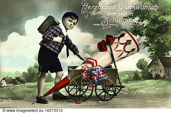 SG hist.  PÃ¤dagogik  Schule  erster Schultag  kleiner Junge mit Schulranzen schiebt SchultÃ¼te auf einem Handwagen  Deutschland  um 1928