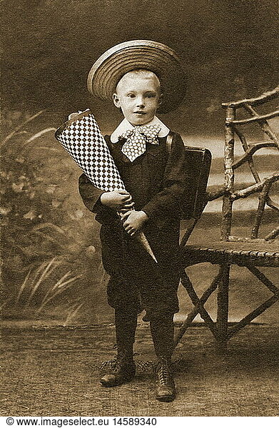 SG hist.  PÃ¤dagogik  Schule  Junge posiert mit SchultÃ¼te  Deutschland  um 1910