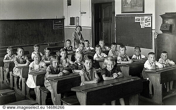 SG. hist.  PÃ¤dagogik  Schule  Klasse in Klassenzimmer  Deutschland  um 1930