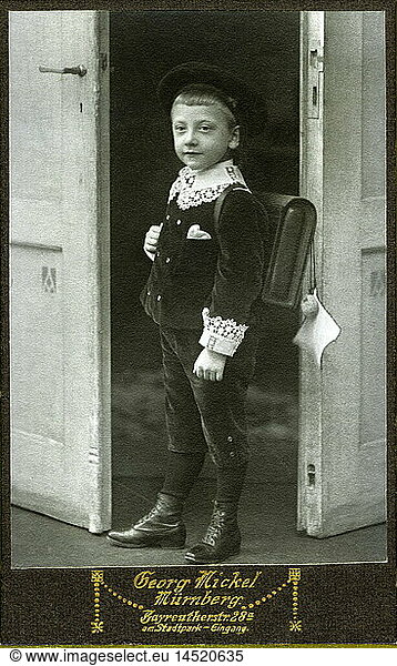 SG hist.  PÃ¤dagogik  Schule  SchÃ¼ler  Junge mit Schultasche und Lappen zum Tafel wischen  NÃ¼rnberg  Deutschland  1907
