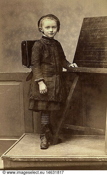 SG hist.  PÃ¤dagogik  Schule  SchÃ¼lerin mit Schultasche  vor Schultafel  Deutschland  um 1898