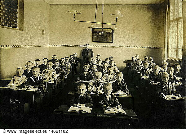 SG hist.  PÃ¤dagogik  Schule  Schulklasse einer 4. Klasse  Deutschland  um 1920