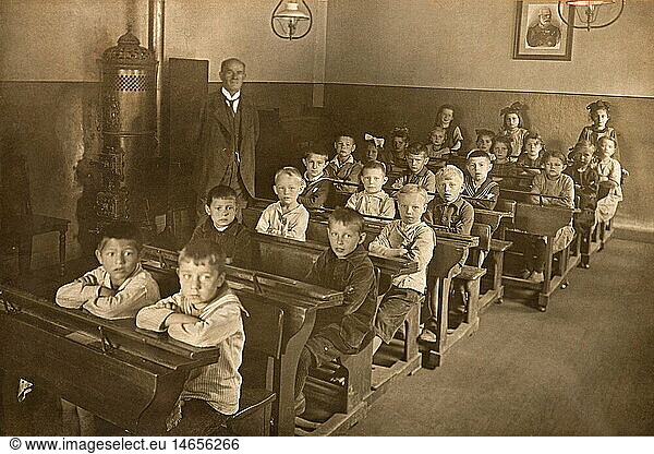 SG hist.  PÃ¤dagogik  Schule  Schulklasse  Jungen- und MÃ¤dchen sitzen getrennt  an der Wand hÃ¤ngt ein Bild des letzten bayerischen KÃ¶nigs Ludwig III  Kitzingen am Main  Bayern  Deutschland  1914