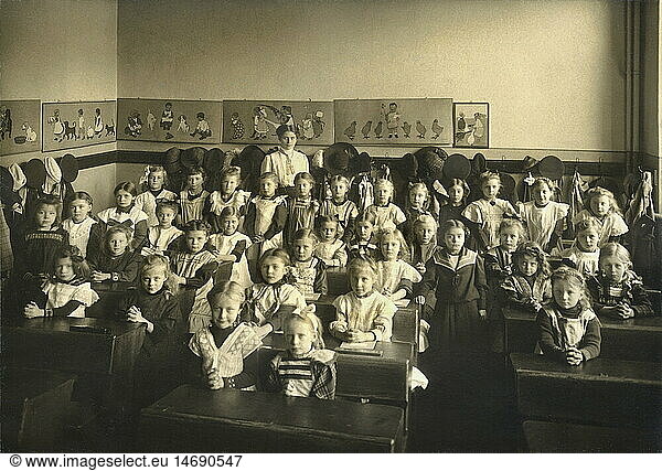 SG hist.  PÃ¤dagogik  Schule  Schulklasse  Lehrerin  MÃ¤dchenklasse  Halle an der Saale  Deutschland  1907