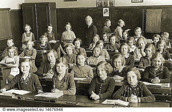 SG hist.  PÃ¤dagogik  Schule  Schulklasse  MÃ¤dchenklasse  Ã¼berfÃ¼llt  Deutschland  um 1937