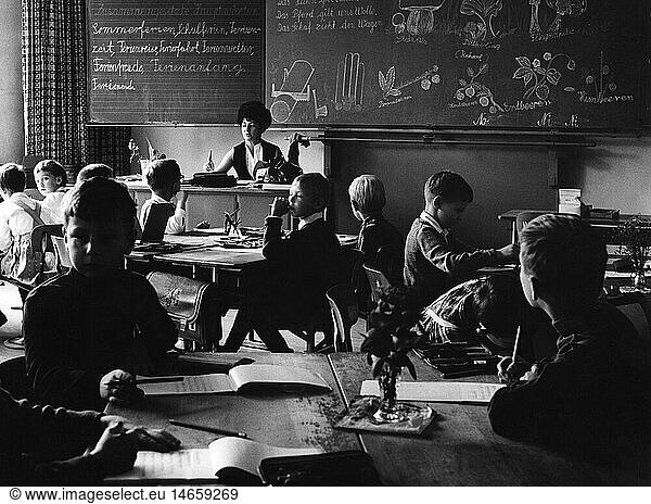 SG hist.  PÃ¤dagogik  Schule  Unterricht  Grundschule  Klassenzimmer mit SchÃ¼lern  MÃ¼nchen - Schwabing  Deutschland  1960er Jahre