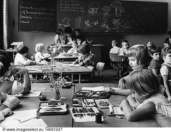 SG hist.  PÃ¤dagogik  Schule  Unterricht  Grundschule  Klassenzimmer mit SchÃ¼lern  MÃ¼nchen - Schwabing  Deutschland  1960er Jahre