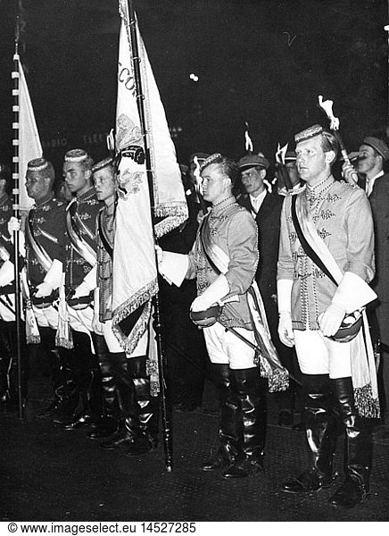 SG hist.  PÃ¤dagogik  Studenten  Mitglieder von Studentenverbindungen bei Veranstaltung zum Tag der Deutschen Einheit  Marienplatz  MÃ¼nchen  17.6.1959