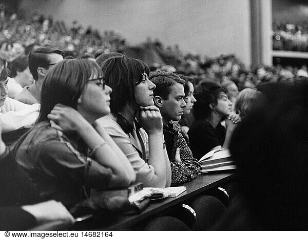 SG hist.  PÃ¤dagogik  Studenten  ZuhÃ¶rer im Vorlesungssaal  UniversitÃ¤t  Hamburg  BRD  1964