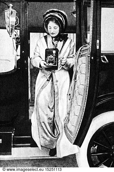 SG hist.  Photographie  Kameras  junge Frau mit Rollfilmapparat  um 1910