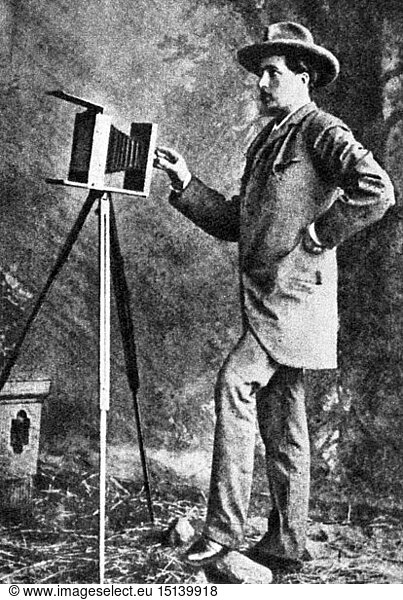 SG hist.  Photographie  Photographen  Fotograf in seinem Atelier  1885