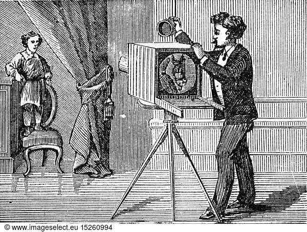 SG hist.  Photographie  Photographen  Fotograf macht Foto eines Kindes  Xylografie  19. Jahrhundert