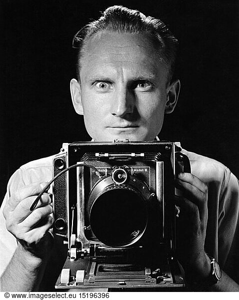 SG hist.  Photographie  Photographen  Fotograf mit Kamera  1950er Jahre