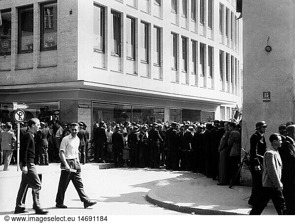 SG hist.  Politik  Demonstrationen  Deutschland  Demonstration  Polizei im Einsatz  Absperrung der FÃ¼rstenfelder StraÃŸe  MÃ¼nchen  1950er Jahre