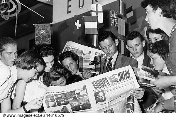 SG hist.  Politik  EuropÃ¤ische Union  VII. KongreÃŸ der Europa Union  Jugendliche lesen Zeitung zur Veranstaltung  Stadthalle Hannover  1950er Jahre