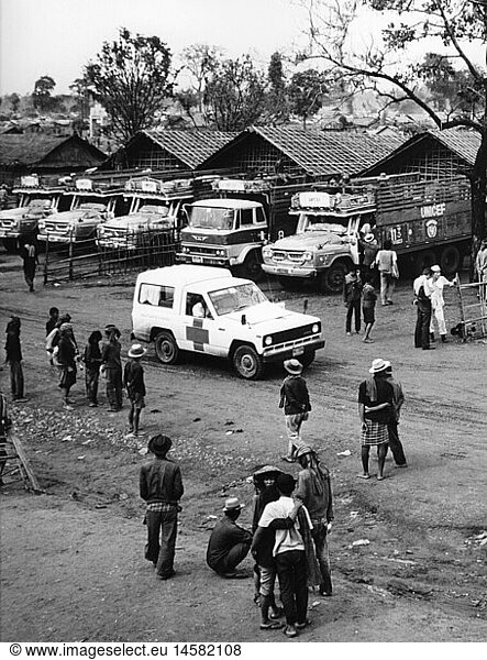 SG hist.  Politik  Internationale Organisationen  Vereinte Nationen  LKWs der UNICEF  die zur Versorgung der BevÃ¶lkerung von Kambodscha mit Reis benutzt werden  in einer Verteilungsstelle bei Aranyaprathet  Nong Chang  Thailand  1973