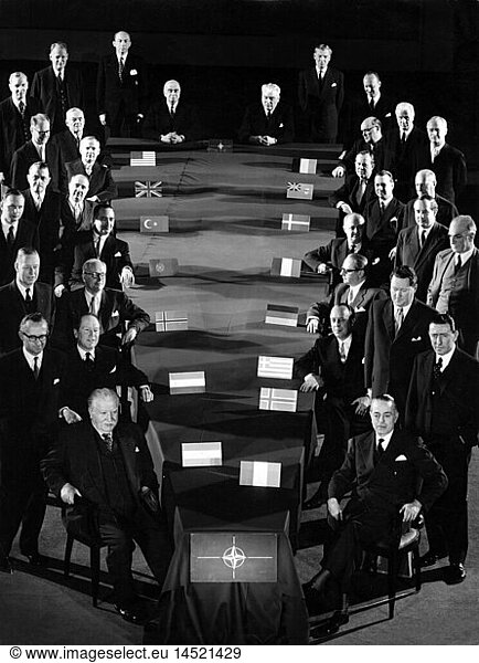SG hist.  Politik  NATO  Hauptquartier  Palais de Chaillot  Paris  Gruppenbild der Delegationen  Ende 1950er Jahre