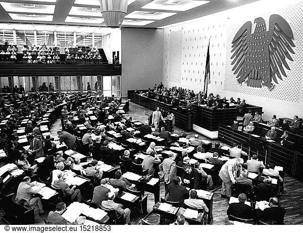 SG hist.  Politik  Parlament  Deutschland  Bundestag  Sondersitzung  Beratung Ã¼ber das Gesetz zur Verbesserung des Mietrecht und zur Begrenzung der Mietanstieg  Bundeshaus  Bonn  19.7.1969
