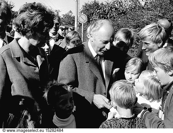 SG hist.  Politik  Wahlen  Deutschland  Bundestagswahl 1969  Walter Scheel  Kandidat der Freien Demokratischen Partei  mit Ehefrau Mildred im GesprÃ¤ch mit Kindern  28.9.1969