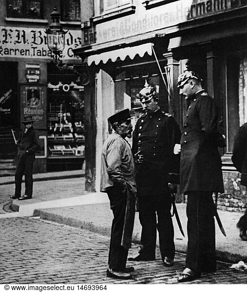 SG hist.  Polizei  Deutschland  Einsatz  SchutzmÃ¤nner im GesprÃ¤ch mit einem Dienstmann  Berlin  um 1910