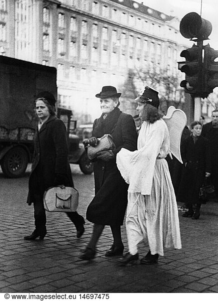 SG hist.  Polizei  Deutschland  Werbung  Verkehrsengel der Polizei fÃ¼hrt eine alte Frau Ã¼ber die StraÃŸe  Hamburg  Oktober 1947