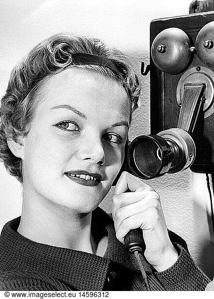 SG hist.  Post  Telefon  um 1900  telefonierende Frau  1950er Jahre SG hist., Post, Telefon, um 1900, telefonierende Frau, 1950er Jahre