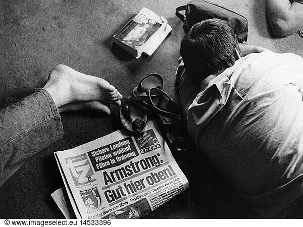 SG hist.  Raumfahrt  Apollo 11  Mondlandung  Schlagzeile der Abendzeitung: 'Armstrong: Gut hier oben'  MÃ¼nchen  21.7.1969