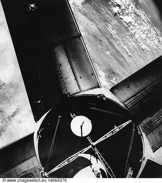 SG hist.  Raumfahrt  Apollo-Programm  1961-1975  Apollo 7  11.10.1968 - 22.10.1968  AndockmanÃ¶ver mit ausgebrannter Stufe 2 der Saturn IB Rakete (S-IVB)