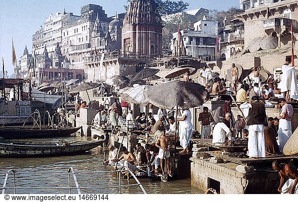 SG hist.  Religion  Hinduismus  hinduistische Pilger bei Vorbereitung auf traditionelle Waschungen im FluÃŸ  Bengalen  um 1940