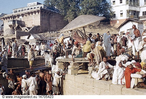 SG hist.  Religion  Hinduismus  hinduistische Pilger bei Vorbereitung auf traditionelle Waschungen im FluÃŸ  Bengalen  um 1940