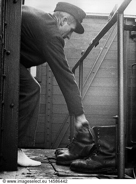 SG hist.  Religion  Islam  Gebetsraum  tÃ¼rkischer Bauarbeiter zieht sich vor einem zum Gebetsraum eingerichteten Eisenbahnwagon die Schuhe aus  Niedersachsen  1964