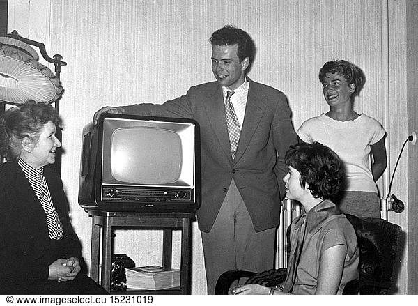 SG hist.  Rundfunk  Fernsehen  eine Familie mit dem neuen FernsehgerÃ¤t Saba Schauinsland T44  Deutschland  1957