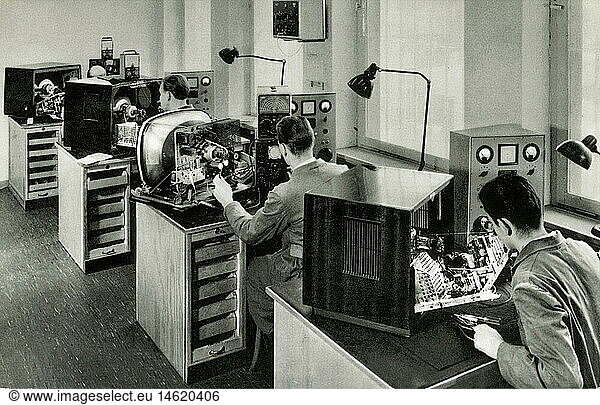 SG hist.  Rundfunk  Fernsehen  Fernseher  Fernsehwerkstatt  Fernsehtechniker reparieren Fernseher  um 1959