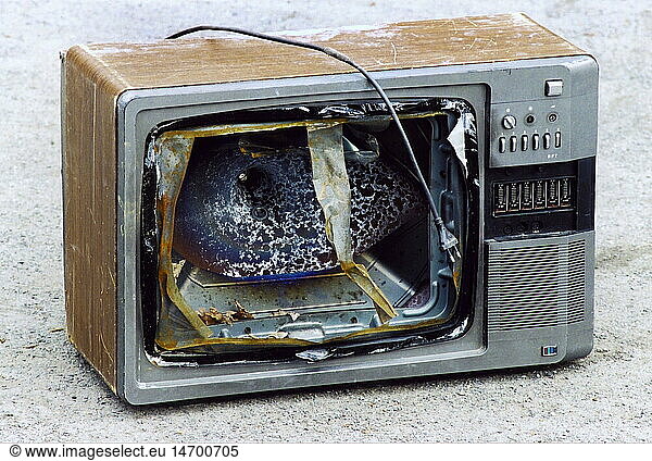 SG hist.  Rundfunk  Fernsehen  Fernseher  kaputter RFT Fernseher  BildrÃ¶hre zerstÃ¶rt  Berlin Kreuzberg  um 1990er Jahre