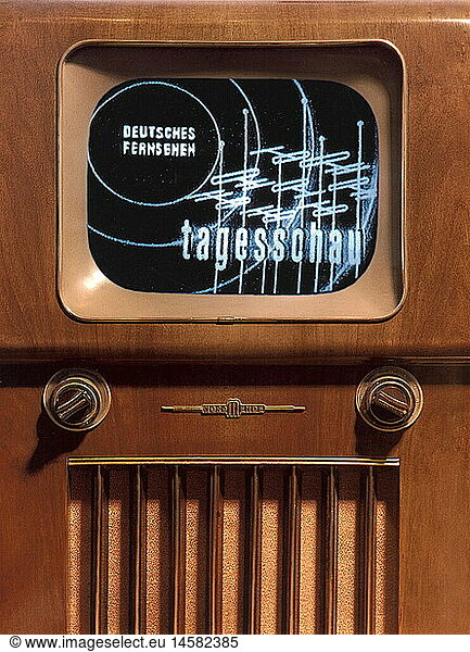 SG hist.  Rundfunk  Fernsehen  Fernseher  Nordmende  Fernseh-StandgerÃ¤t  einer der ersten in Serie produzierten deutschen Nachkriegsfernseher  schwarzweiss  mit 36 cm BildrÃ¶hre  Neupreis 1953: DM 1098.-  Deutschland  1953