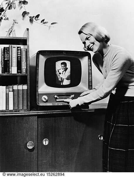 SG hist.  Rundfunk  Fernsehen  Frau mit Fernseher von Philips  1957