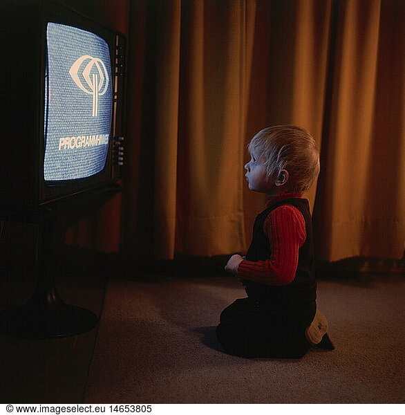 SG hist.  Rundfunk  Fernsehen  Kind vor dem Fernseher  1970er Jahre