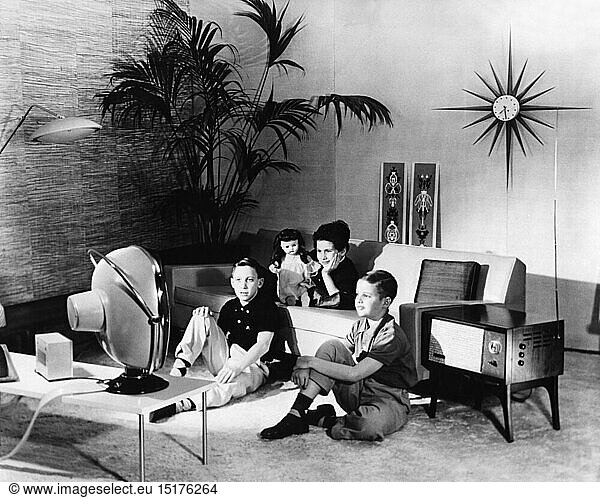 SG hist.  Rundfunk  Fernsehen  Kinder vor dem Fernseher  um 1958